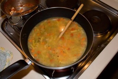 Pred spanjem sta ti Mare in Anja zaželela še malo juhe. Ko sem jo skuhal...