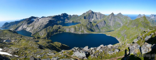 Pogled proti jugu in Hermannsdalstinden