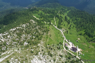 Koča in parkirišče pod nami