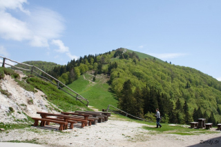 Pogled proti Blegošu izpred koče