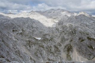 V ozadju kraljujeta Mali in Veliki Kanjavec