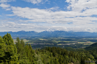 Pogled proti Ratečam in hribom