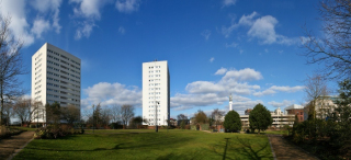 Park in stolpnice v ozadju