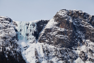 Hydnefossen v jutranjem soncu