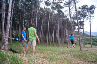 Slackline v gozdu