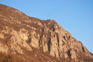 Oranžno obarvane skale