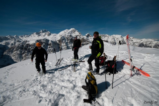 Osvojitelji in Triglav v ozadju