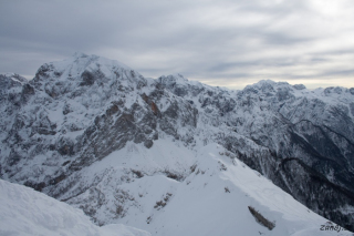 Prisank, v daljavi pa Triglav in Kanjavec