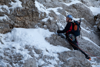 Nekaj skal drži skupaj led in ne vlivajo zaupanja