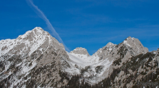 Vrtača in dolina za njo