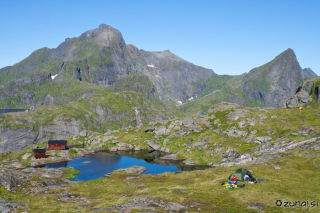 Koča Monkebu in vrh Hermannsdalstinden