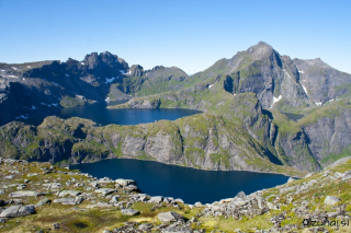 Pogled proti jugu in Hermannsdalstinden